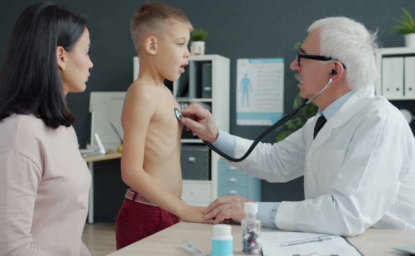 12 znakov avtizma: kako jih prepoznati in kdaj poiskati pomoč